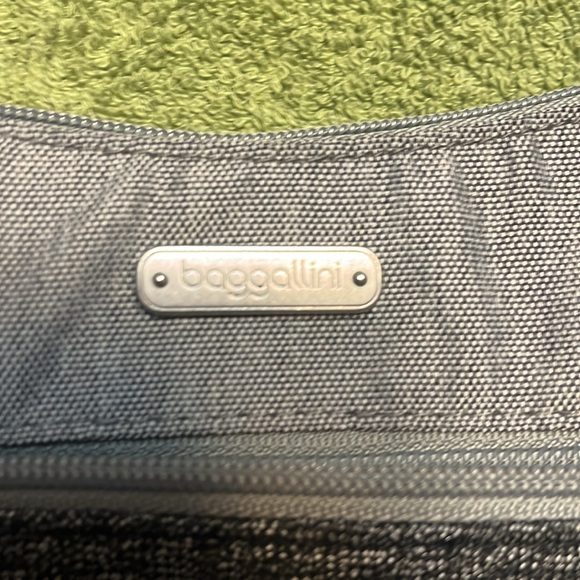 NWT Baggallini anti-theft travel bag with attached  RFID protection wallet - Picture 4 of 8